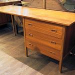 105 7204 WRITING DESK